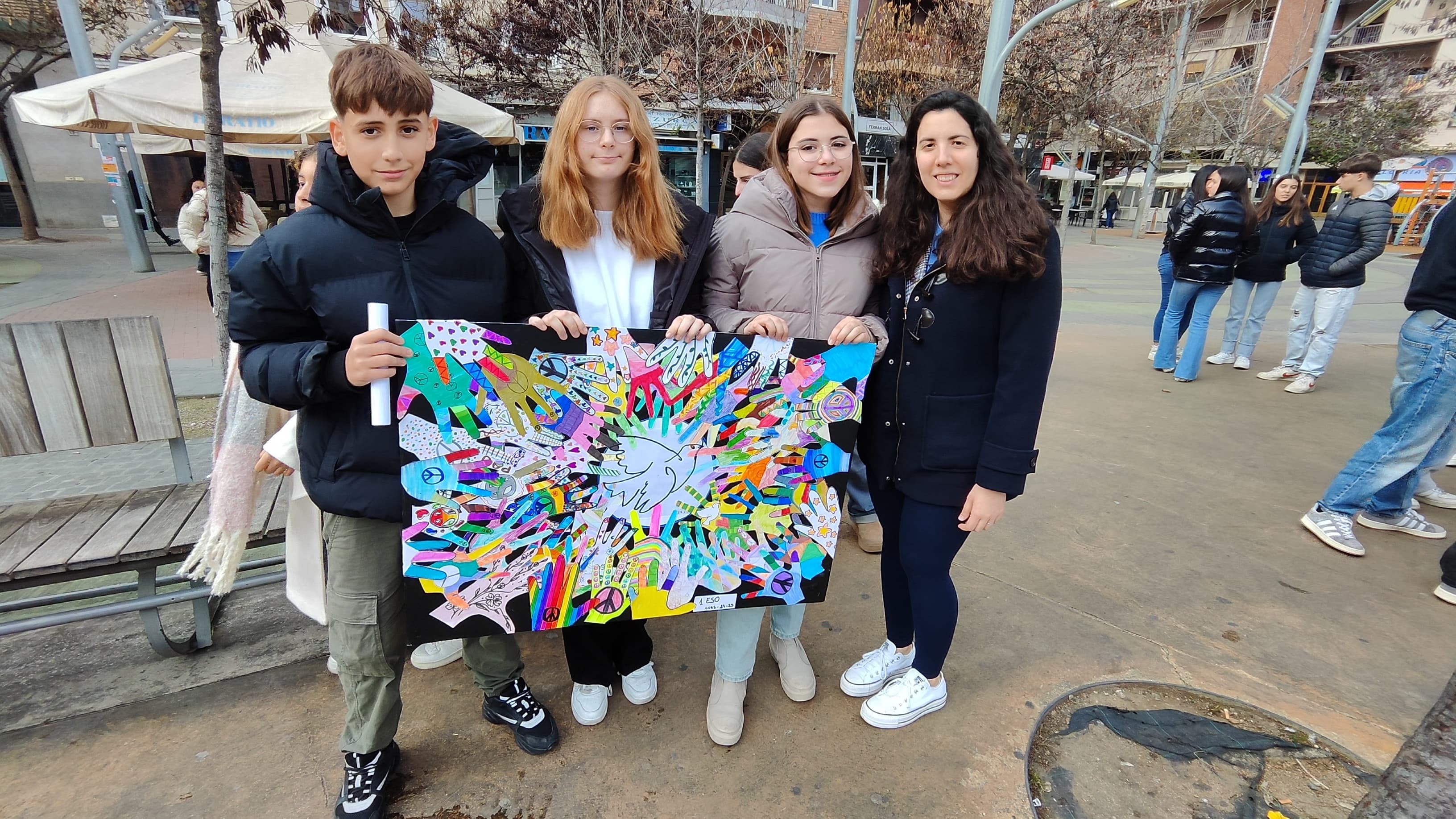 Un dels treballs d&#039;alumnes d&#039;ESO de Sant Jaume-Les Heures. Unes mans de colors encerclant el colom de la pau. Missatge d&#039;esperança per als palestins de Gaza.