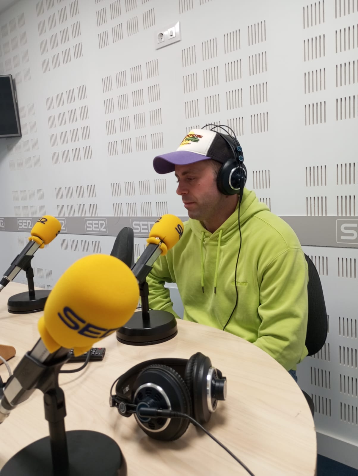 Alberto regaña, presidente de la Comisión de Murgas del carnaval pacense, en los estudios de Radio Extremadura