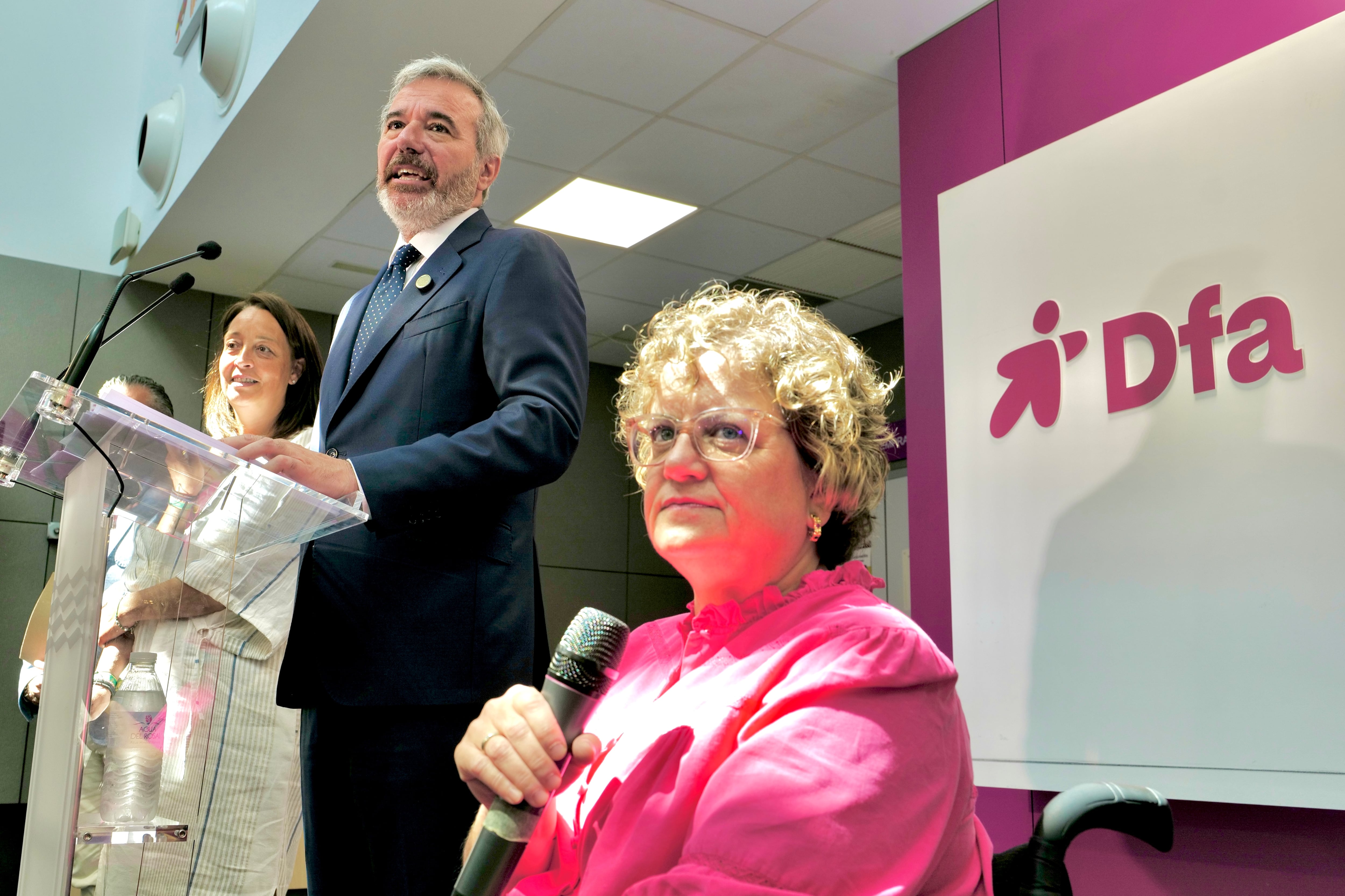 El presidente Azcón visita, junto con la consejera de Bienestar Social y Familia, Carmen Susín, las instalaciones del Teléfono del Mayor