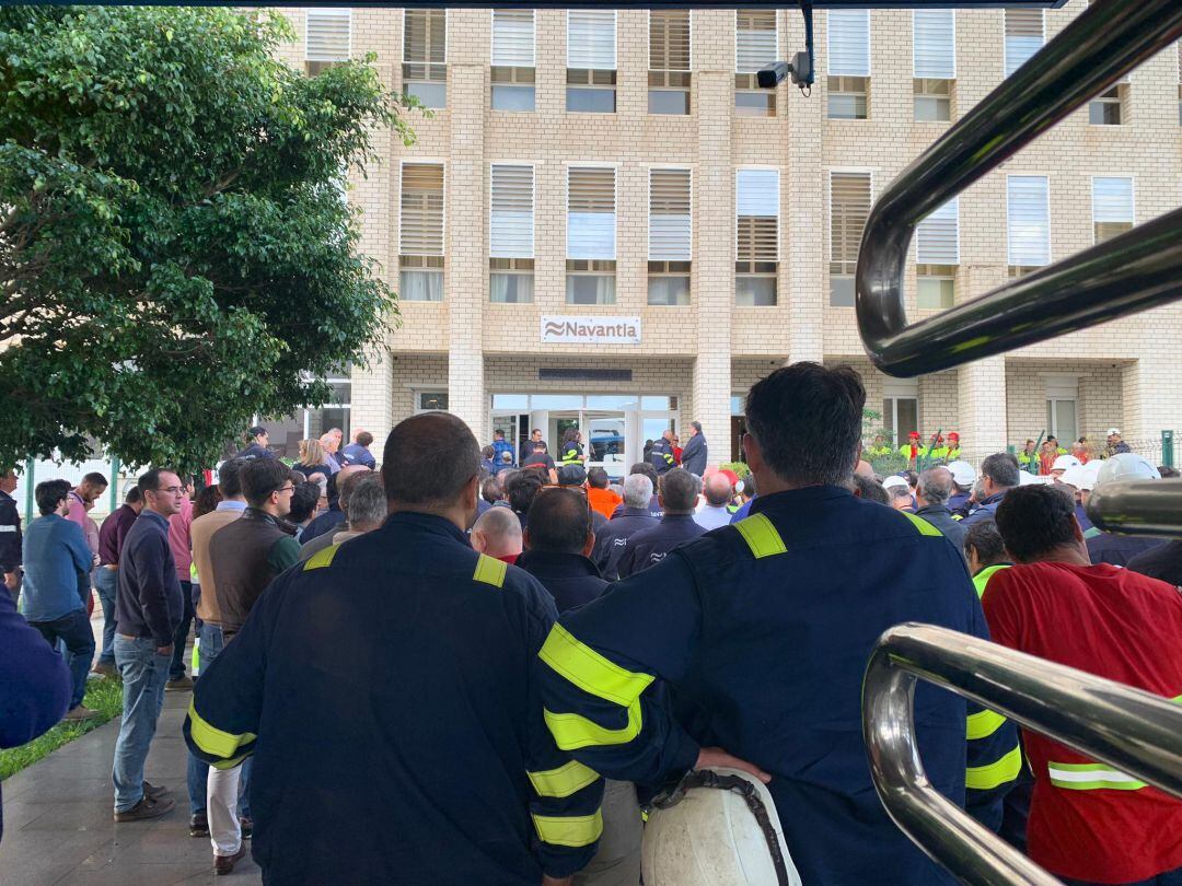 Trabajadores de Navantia Puerto Real, en una asamblea frente al edificio de dirección 