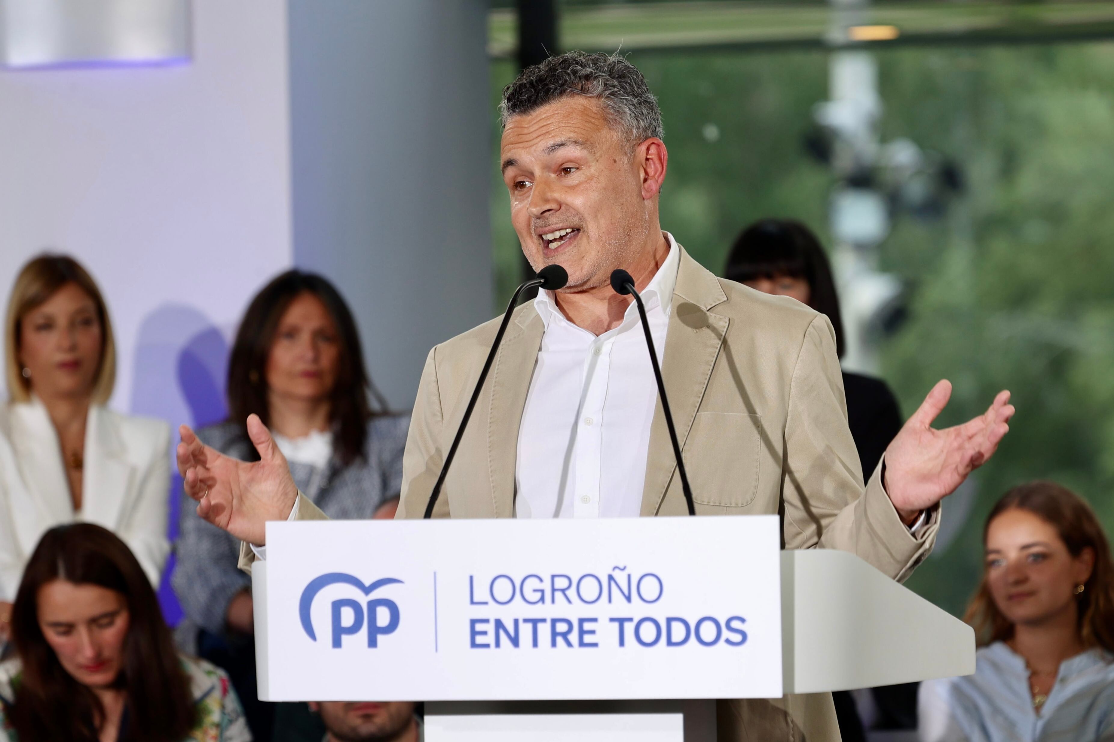 LOGROÑO 13/05/2023.- El candidato a la Alcaldía de Logroño, Conrado Escobar, en su intervención en el acto electoral del PP celebrado este sábado en Logroño, al que ha asistido el presidente del PP, Alberto Núñez Feijóo, para respaldar a sus candidatos, que aspiran a dar un vuelco electoral y recuperar las instituciones riojanas que perdieron hace cuatro años. EFE/Raquel Manzanares
.-
