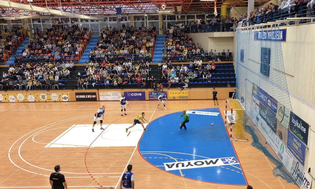 Jon Azkue marca desde los siete metros en su partido 100 en la Liga Asobal