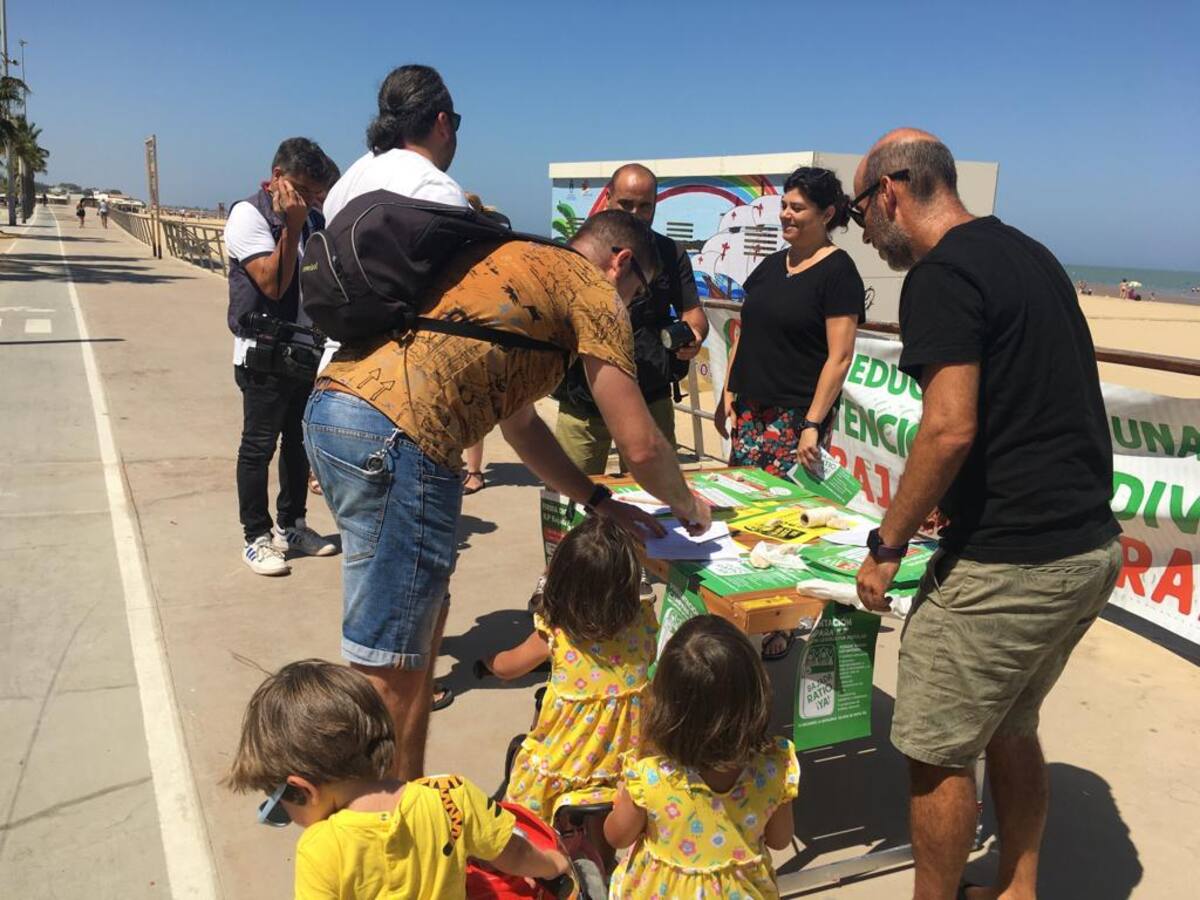 IU recoge firmas en la playa de La Calzada por la bajada de ratio
