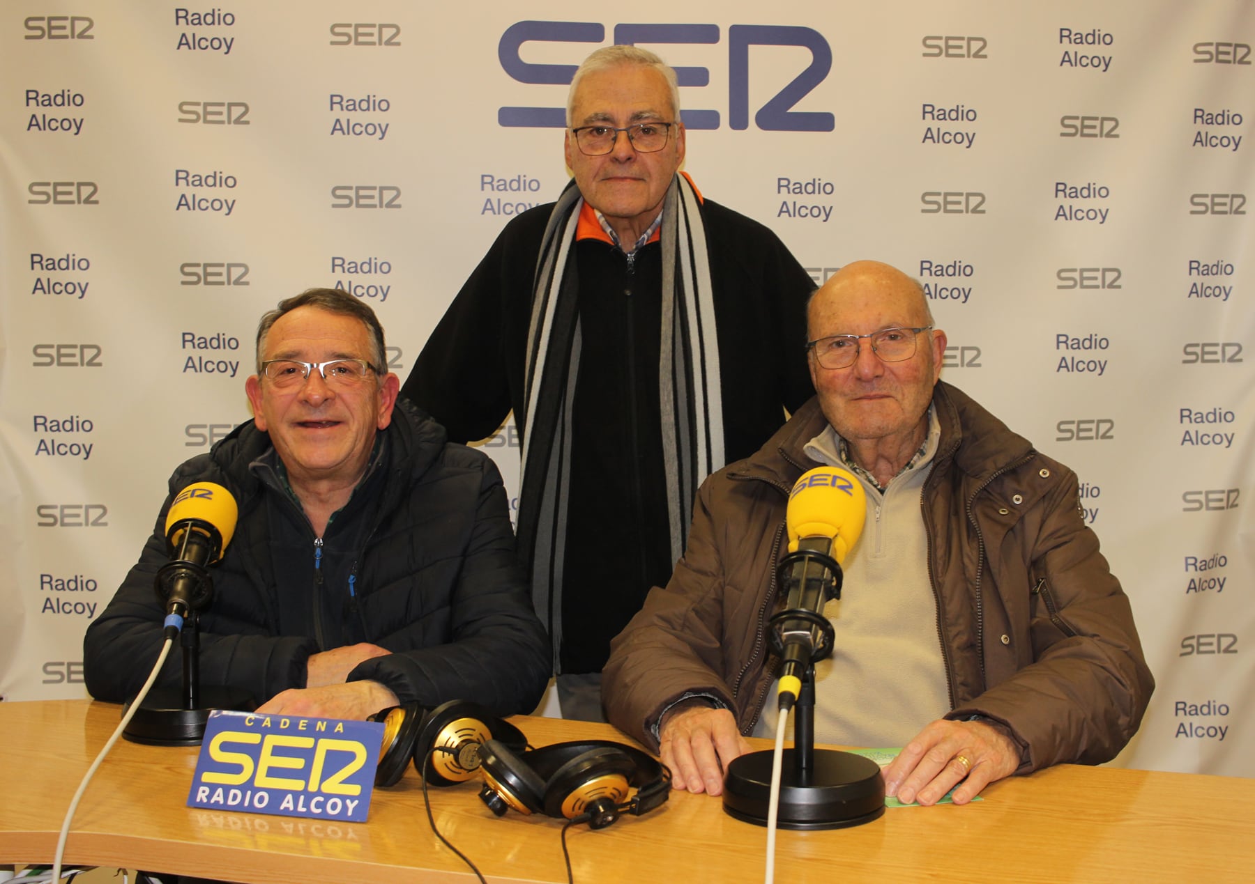 José Miguel Bou, Paco Guillem i Jorge Casanova, en l'estudi central de Radio Alcoy