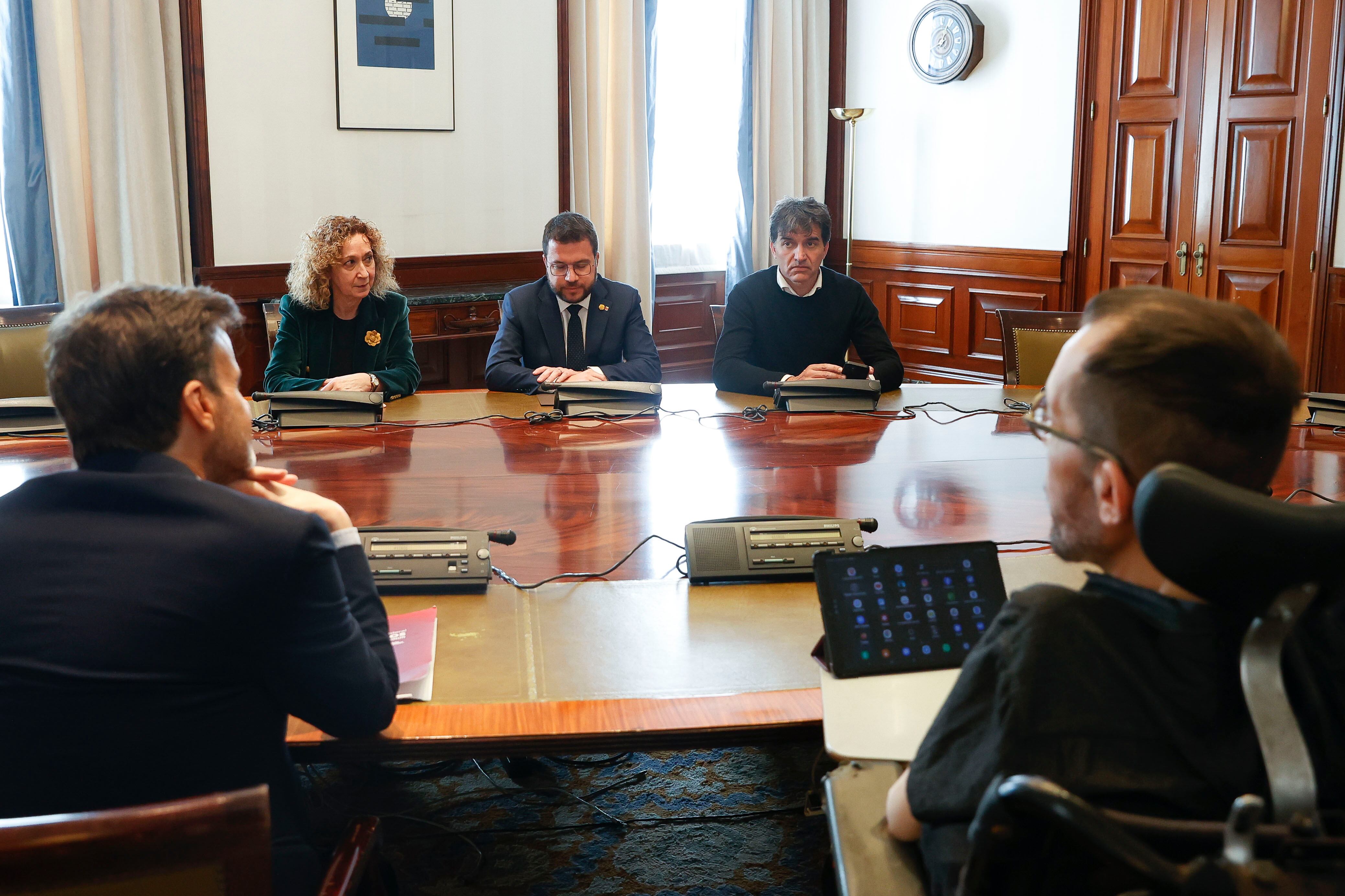 El presidente de la Generalitat de Cataluña, Pere Aragonès (c), fotografiado durante su reunión este jueves al Congreso de los Diputados en Madrid para reunirse con representantes de los partidos que han denunciado haber sido víctimas de &quot;espionaje político&quot; a través del sistema de ciberespionaje Pegasus.