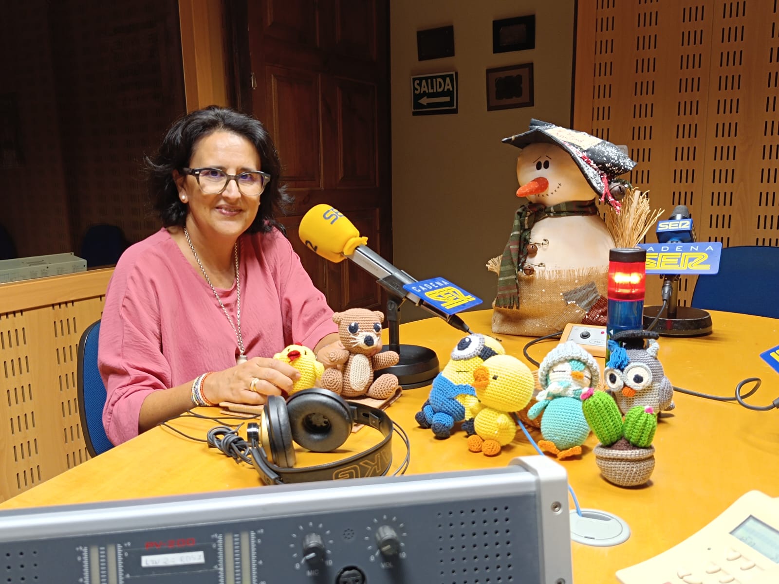 Yolanda Amor, directora de la Universidad Popular de Plasencia, con alguno de los peluches y el muñeco navideño que se realizará este año