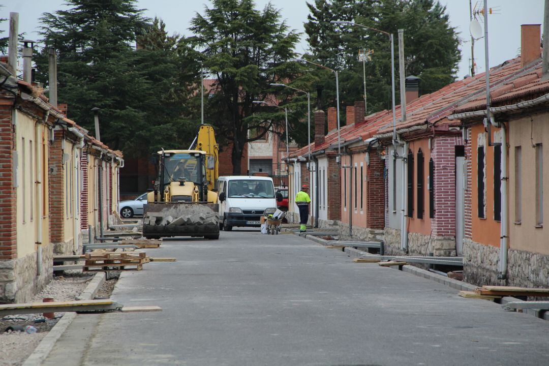 Operarios trabajando en las aceras del barrio de San Gil