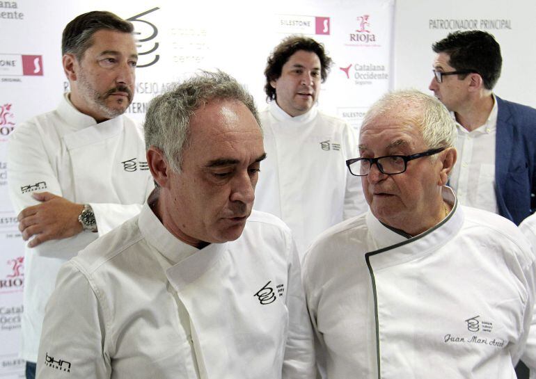 Los cocineros, Ferrán Adriá (i), y Juan Mari Arzak (d), conversan en presencia de Joan Roca (arriba, i), y Gastón Acurio (arriba, c), tras la reunión del consejo asesor del Basque Culinary Center.