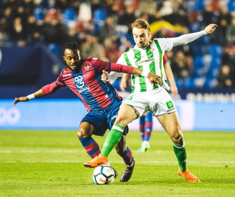 Doukouré, ante el Betis.