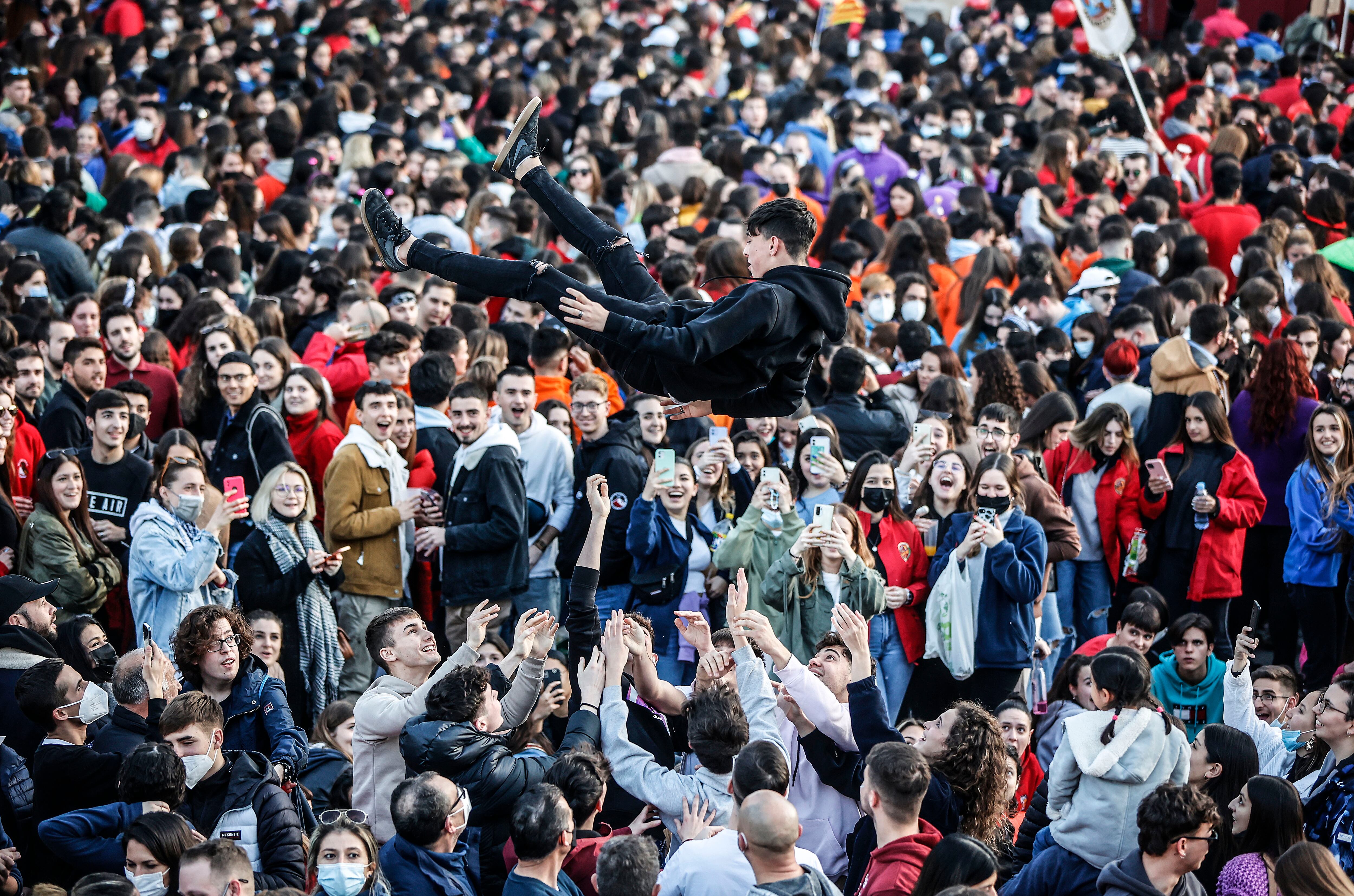 Miles depersonas acuden a la Crida de 2022 en las Torres de Serranos.