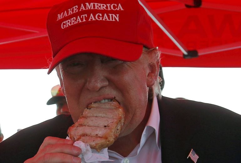 El candidato republicano Donald Trump, comiéndose una chuleta de cerdo en la feria Iowa State Fair, el pasado domingo.