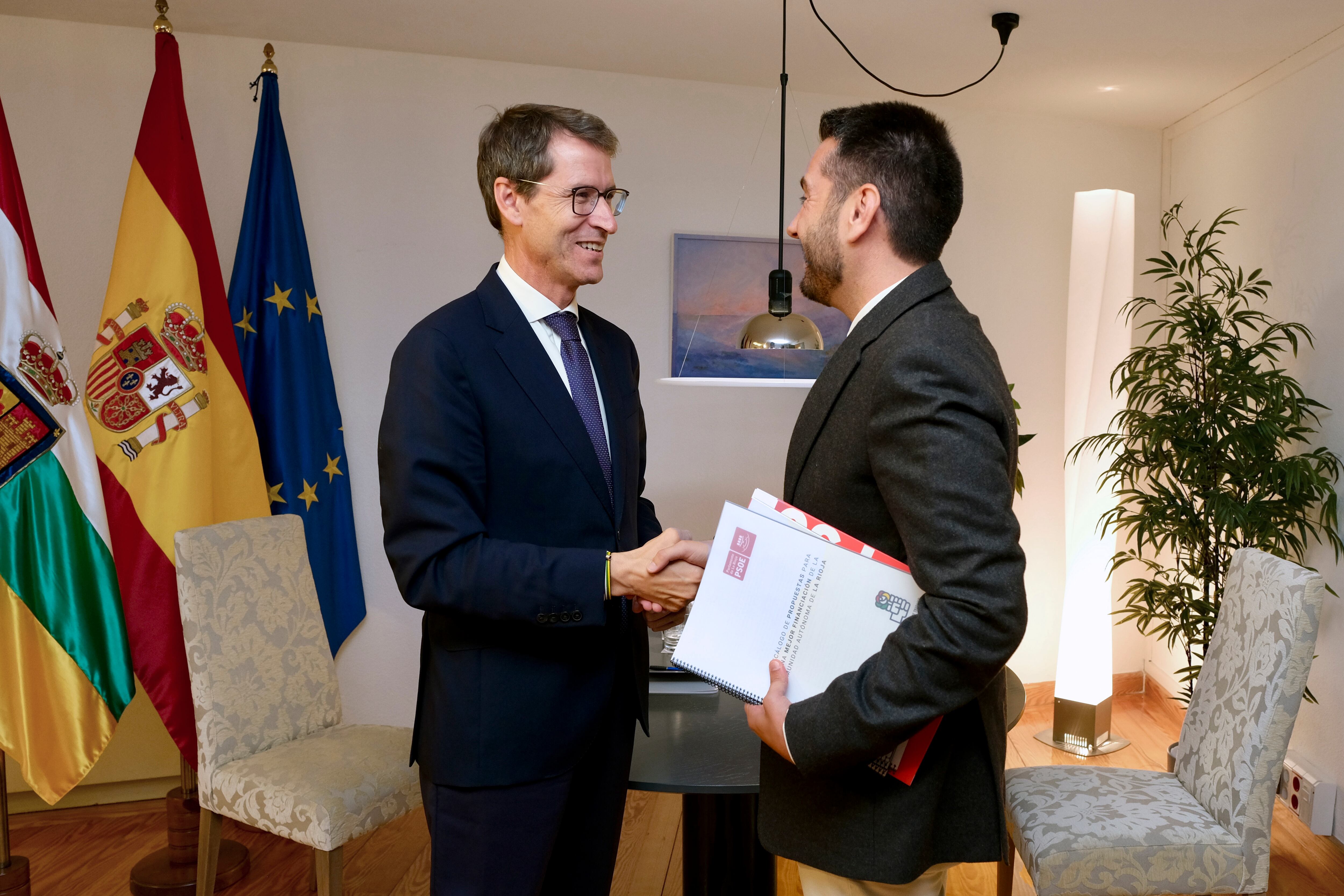 LOGROÑO, 17/09/2024.- El presidente del Gobierno de La Rioja, Gonzalo Capellán y el portavoz de PSOE Javier García, se reúnen en el Parlamento de La Rioja para hablar sobre la financiación autonómica. EFE/Fernando Díaz
