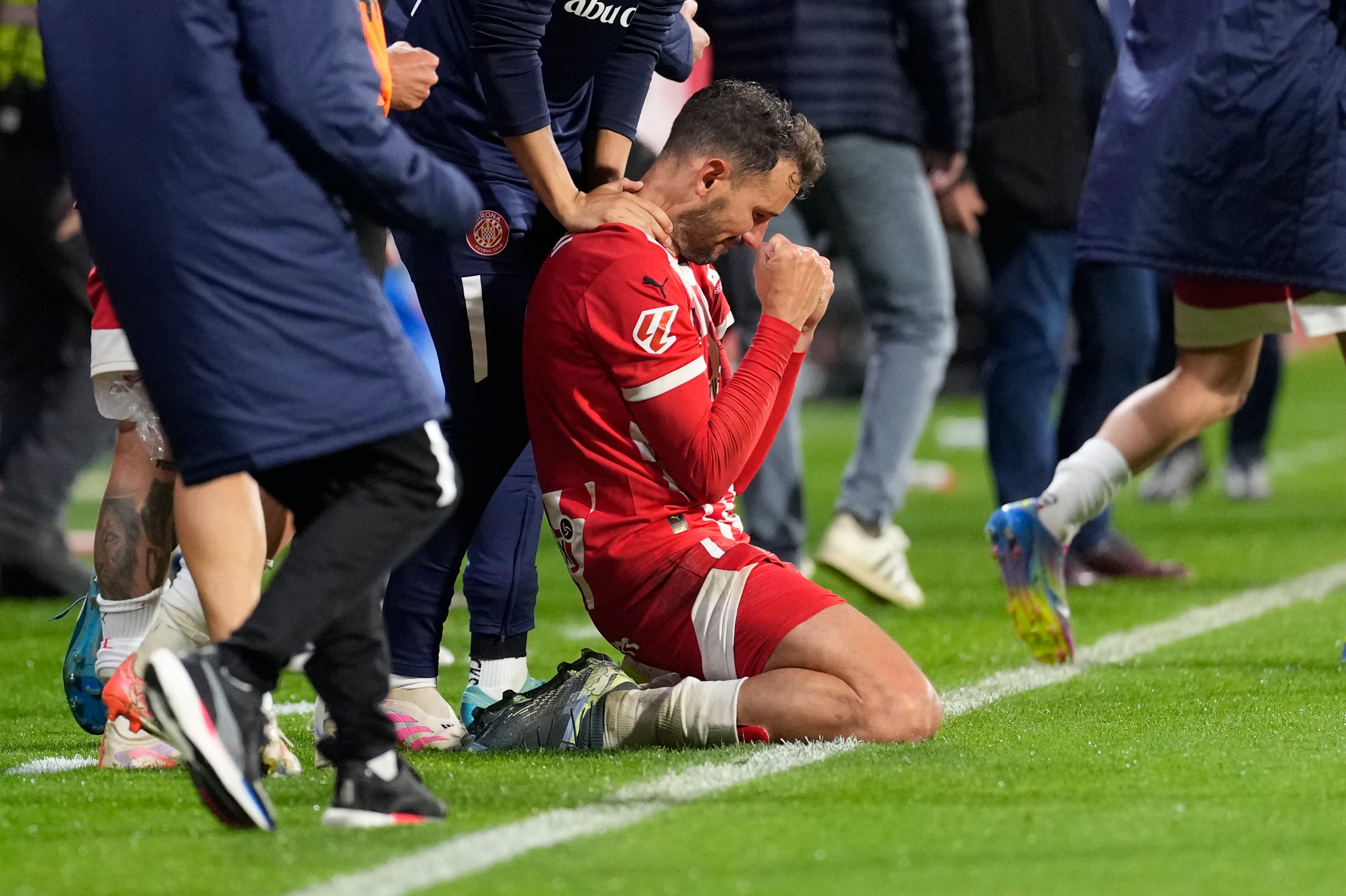 GIRONA, 05/05/2025.- El delantero uruguayo del Girona Cristhian Stuani celebra la victoria, al término del partido de LaLiga de fútbol que Girona FC y RCD Mallorca han disputan este lunes en el estadio de Montilivi. EFE/David Borrat
