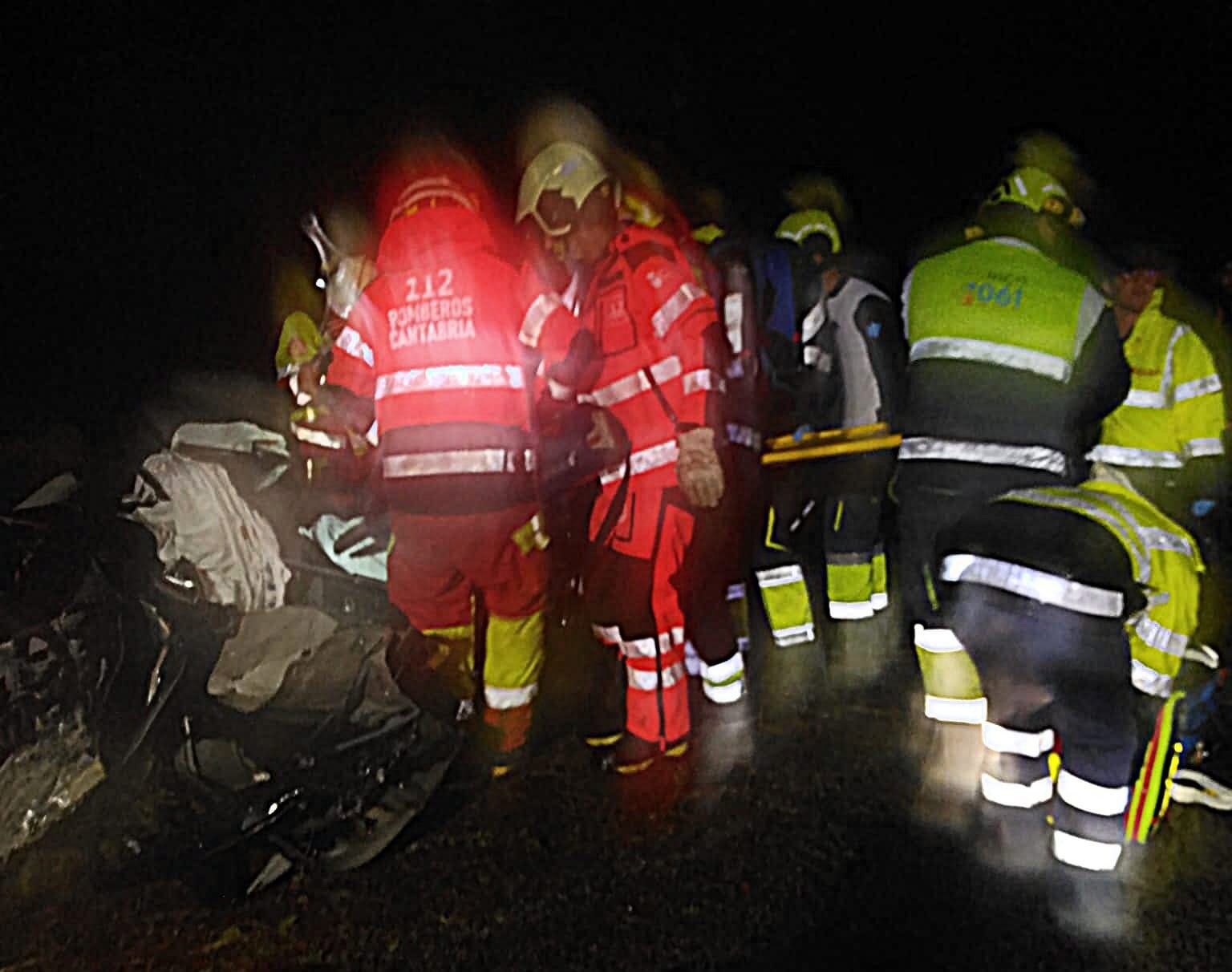 Los bomberos liberan al conductor atrapado