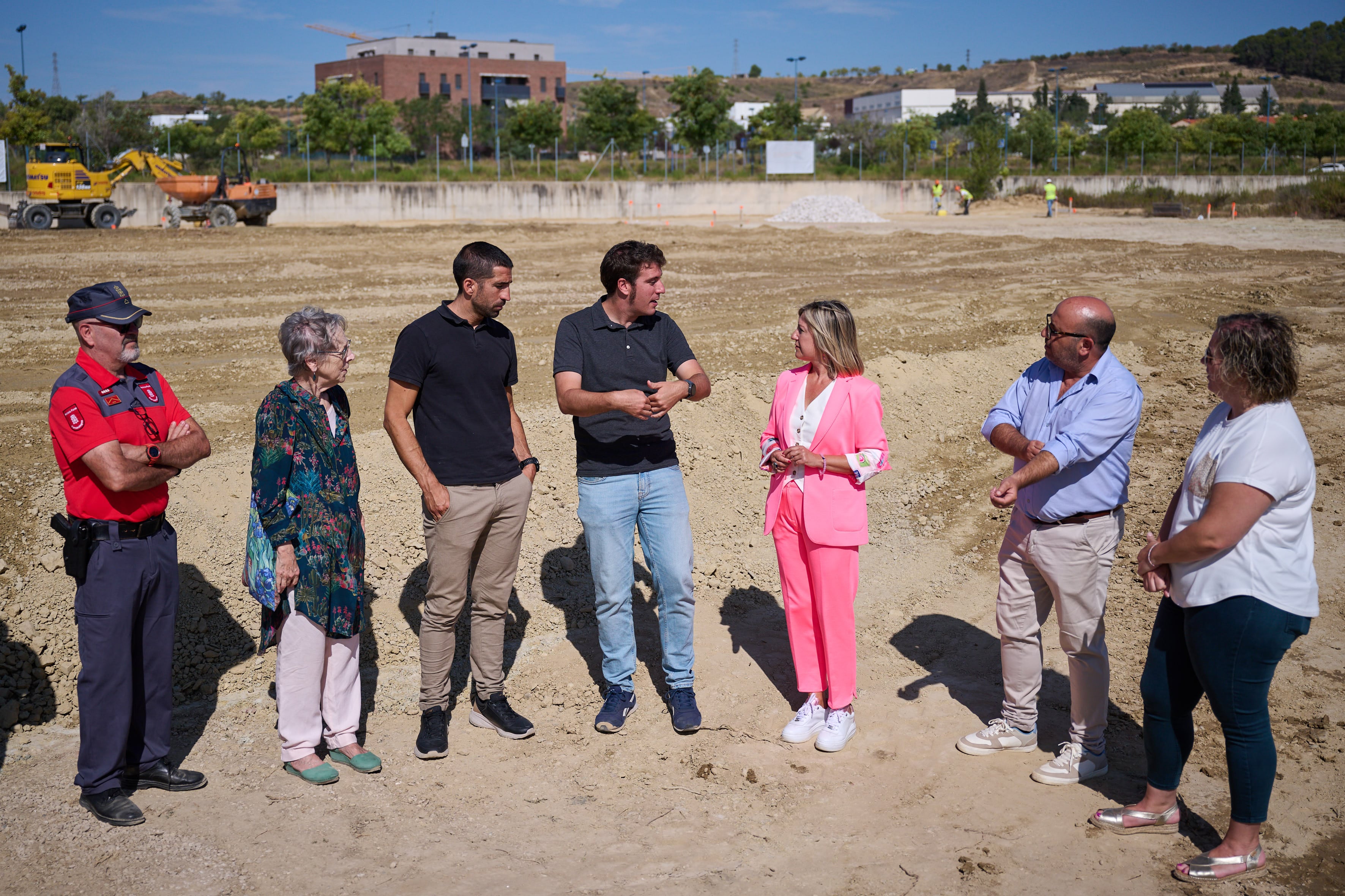 La consejera de Interior del Gobierno de Navarra, Begoña López, ha visitado las obras junto al director del Servicio de Bomberos, Iñaki Elías, el alcalde de Tafalla, Xabi Alcuaz, y varios integrantes de la corporación municipal