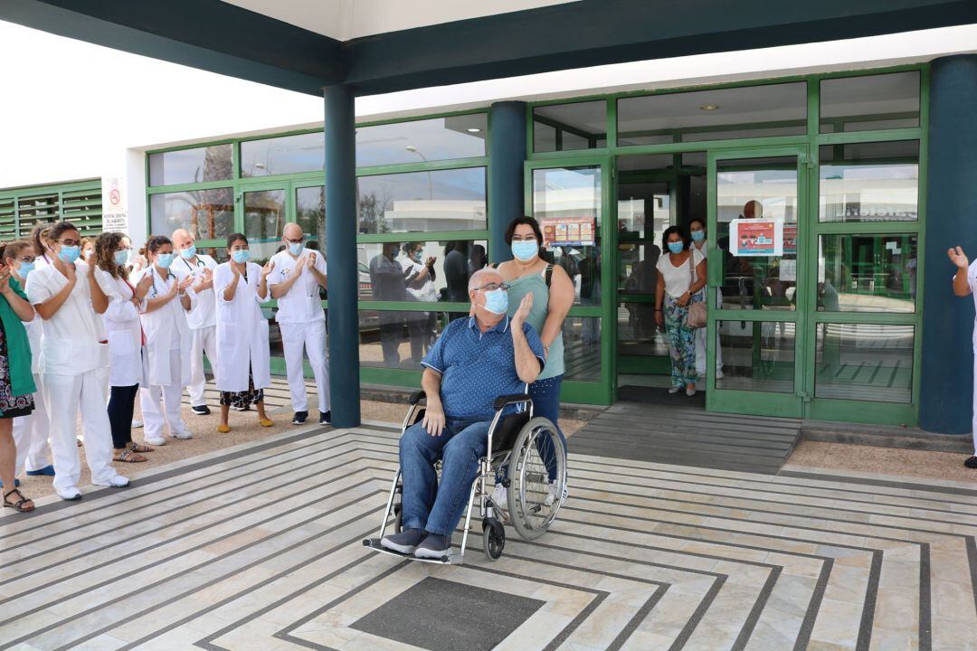 El último paciente con covid-19 en el Hospital Doctor José Molina Orosa recibe el alta hospitalaria.