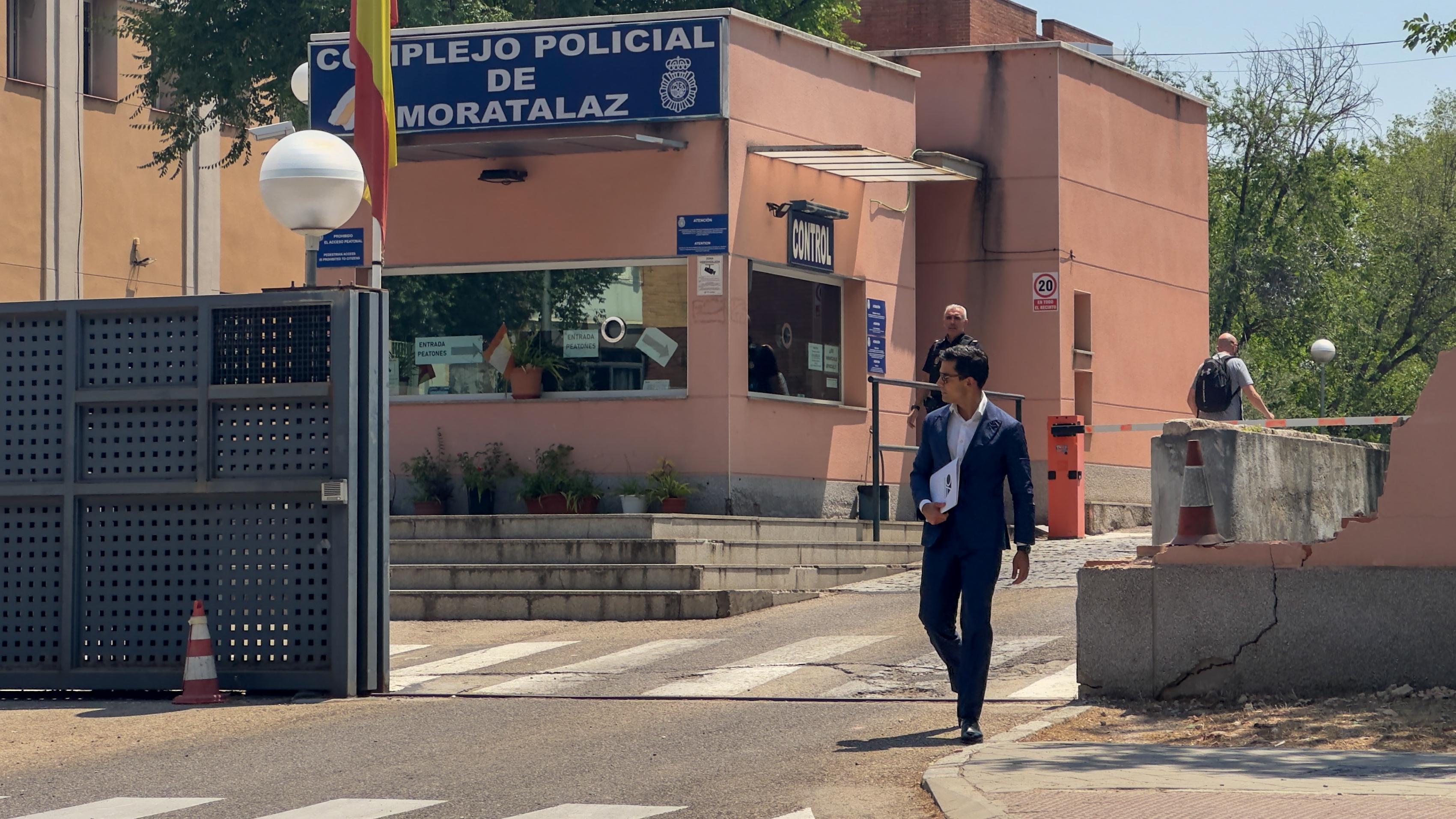 El abogado Juango Ospina, a la salida del complejo policial de Moratalaz donde se encuentra detenido su cliente Yoel O.Q