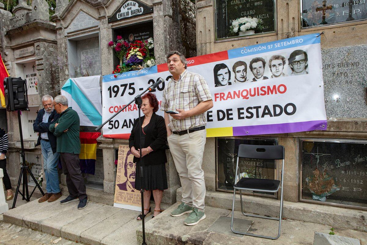 Flor Baena durante el homenaje en el Cementerio de Pereiró por el 50 aniversario del fusilamiento de su hermano, Xosé Humberto