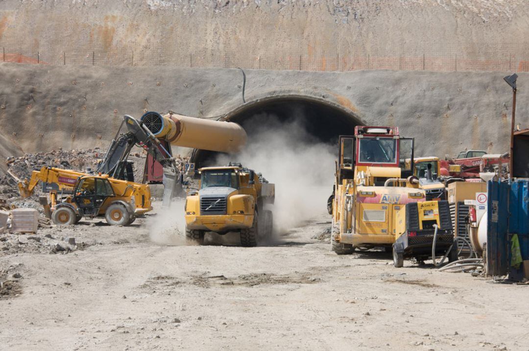 Obras en un túnel de la línea de Alta Velocidad Madrid-Frontera Portuguesa a su paso por Extremadura