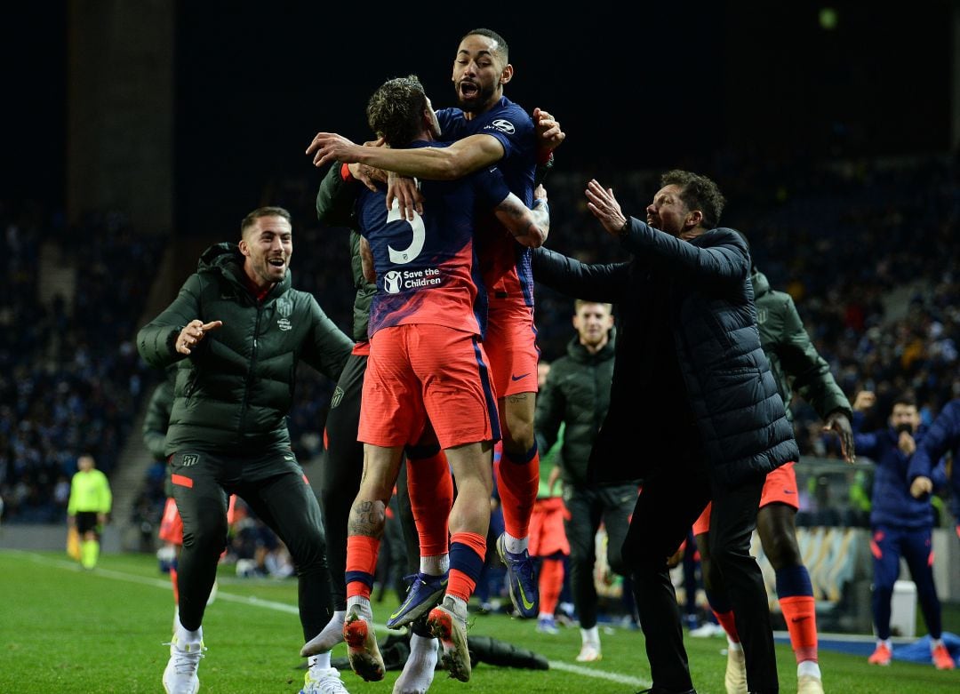 Los jugadores del Atlético celebran el segundo gol. 