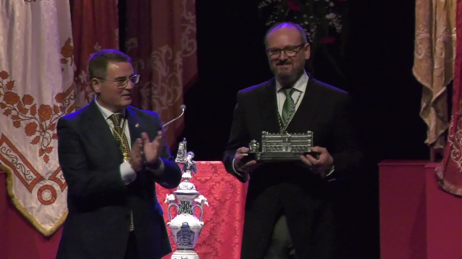 Pedro José López recibe del alcalde de Andújar, Pedro Luis Rodríguez, un regalo institucional.