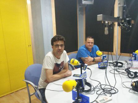 Blas Blanco, presidente, a la izquierda, y Tomás García, tesorero de la Peña Cultural Flamencoa de Jódar, durante la entrevista, en nuestros estudios