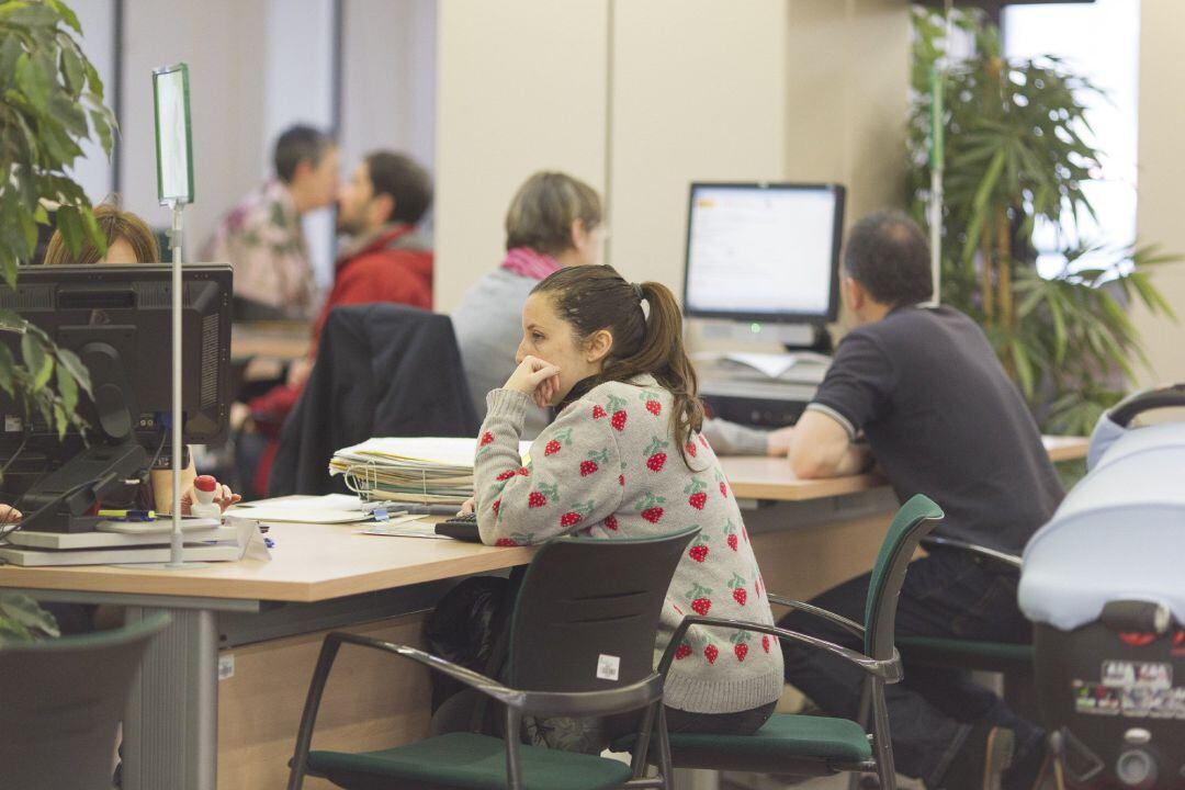 Una demandante de empleo en una oficina del SAE.