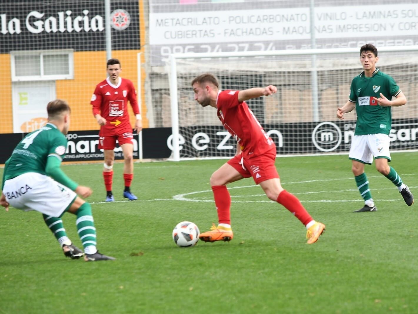 Jordan conduce el balón en el partido ante el Coruxo (foto Amadeo Rey)