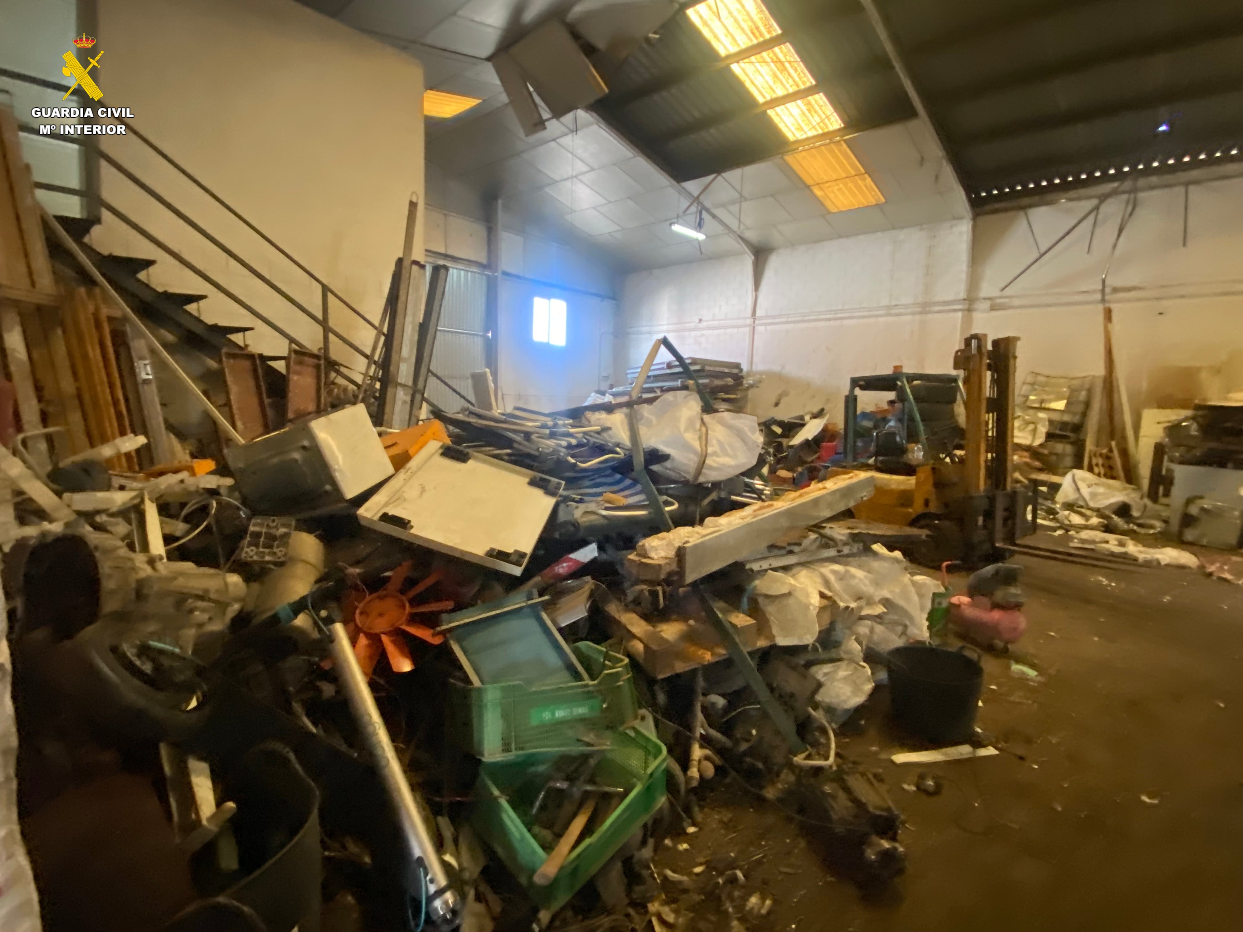 Vista del local de chatarra en Benigànim precintado por el Ayuntamiento tras las irregularidades detectadas por la Guardia Civil