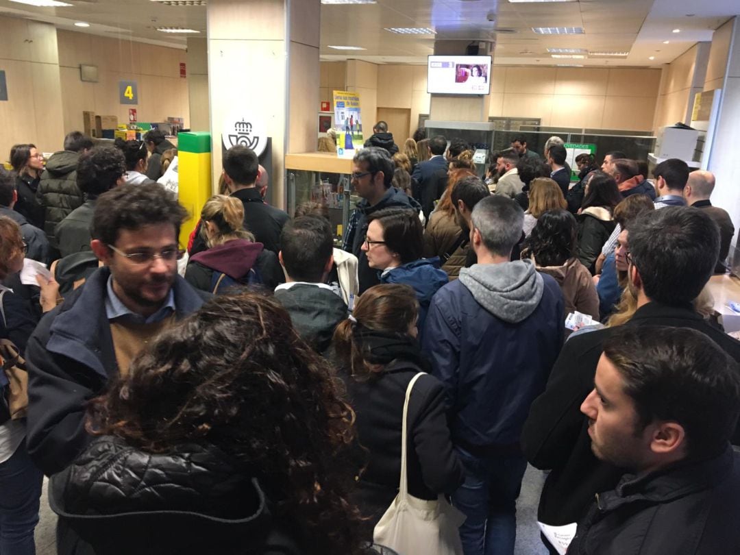 Largas colas en la suscursal 17 de Correos en Madrid en la calle Tomás Borrás para depositar el voto por correo