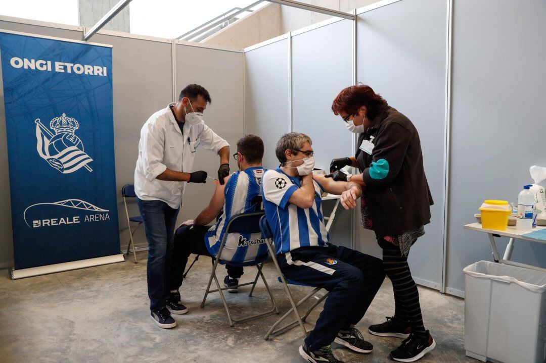 Momento de la inoculación de la vacuna este martes en el estadio de la Real Sociedad 