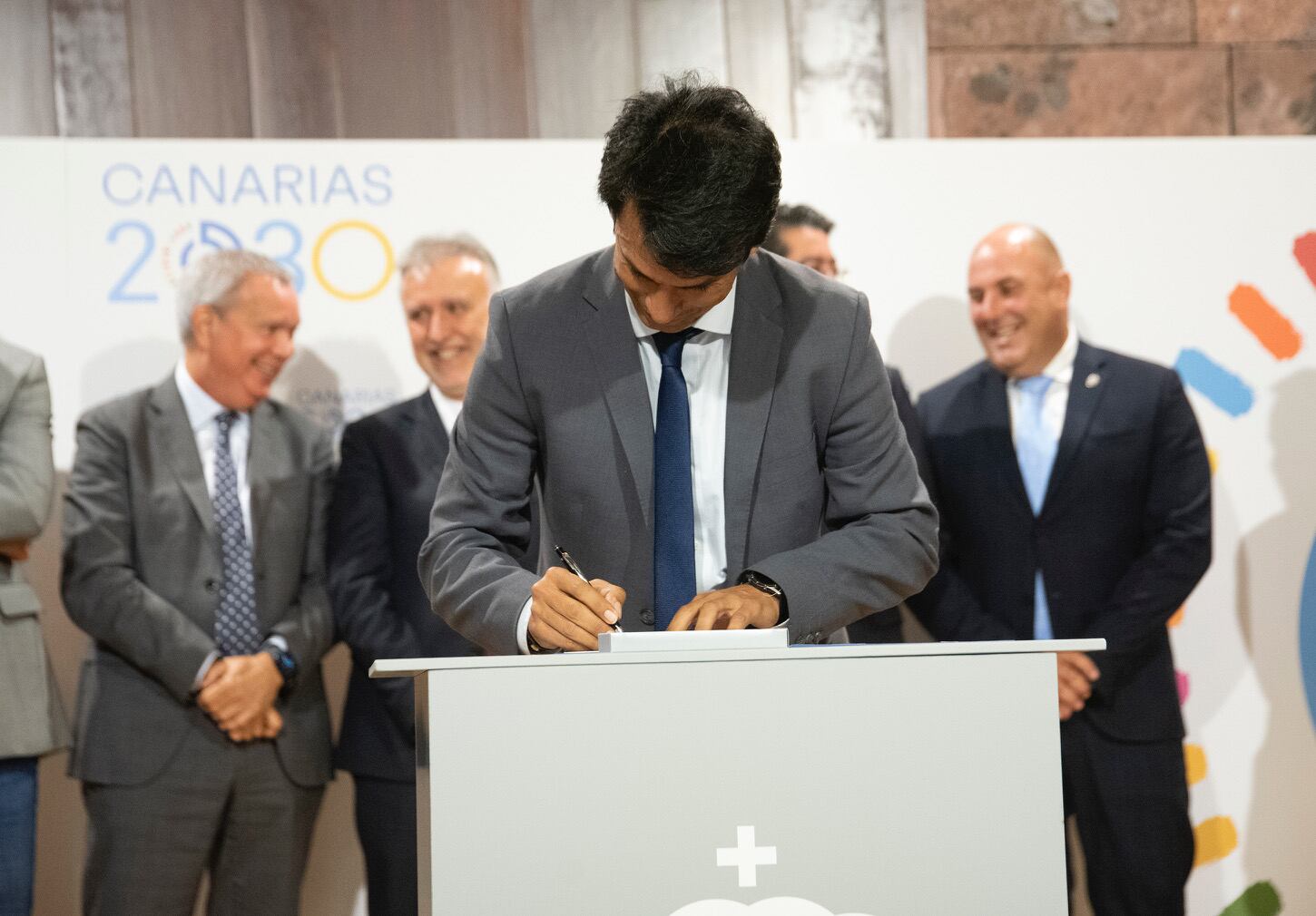 Marcos Bergaz, consejero de Transportes del Cabildo de Lanzarote, firmando el convenio.