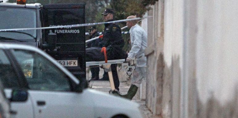 Levantamiento de uno de los tres cadáveres encontrados en un chalé de la urbanización Los Limoneros de la pedanía ilicitana de El Altet.