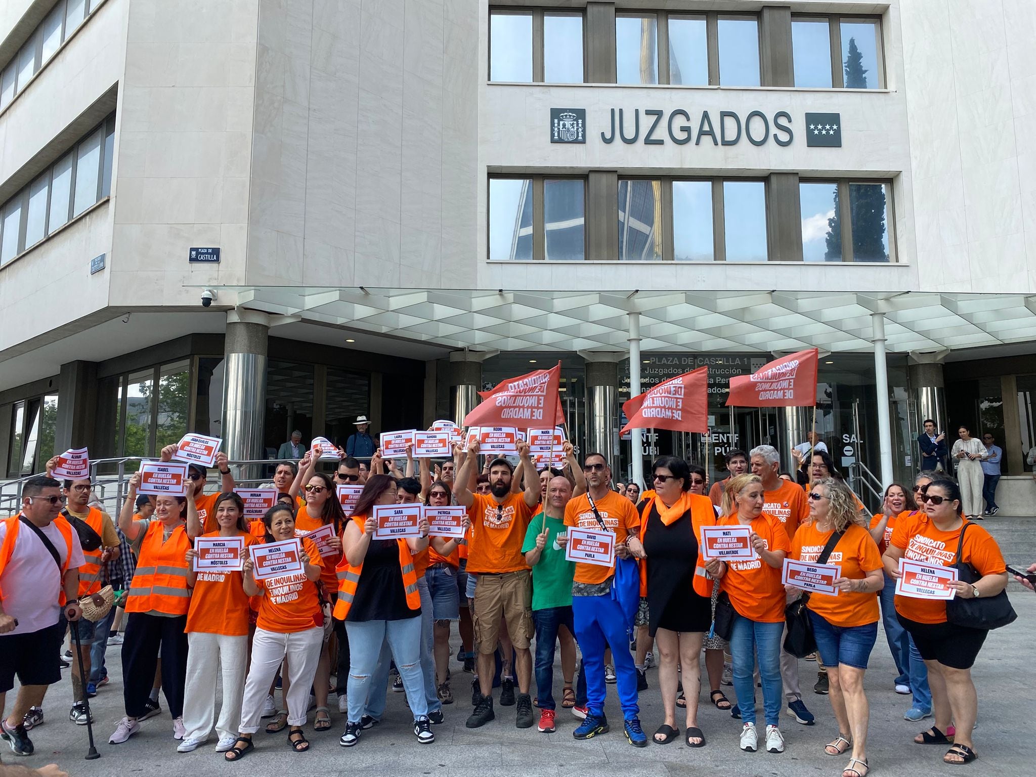 Afectados por las &quot;clausulas abusivas&quot; del fondo buitre Nestor-Azora frente al juzgado de Plaza de Castilla