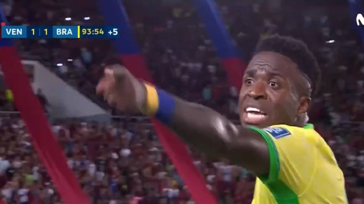 Saltan los aspersores durante el Venezuela-Brasil y Vinicius la paga contra el banquillo rival al grito de "¡la culpa es tuya!"