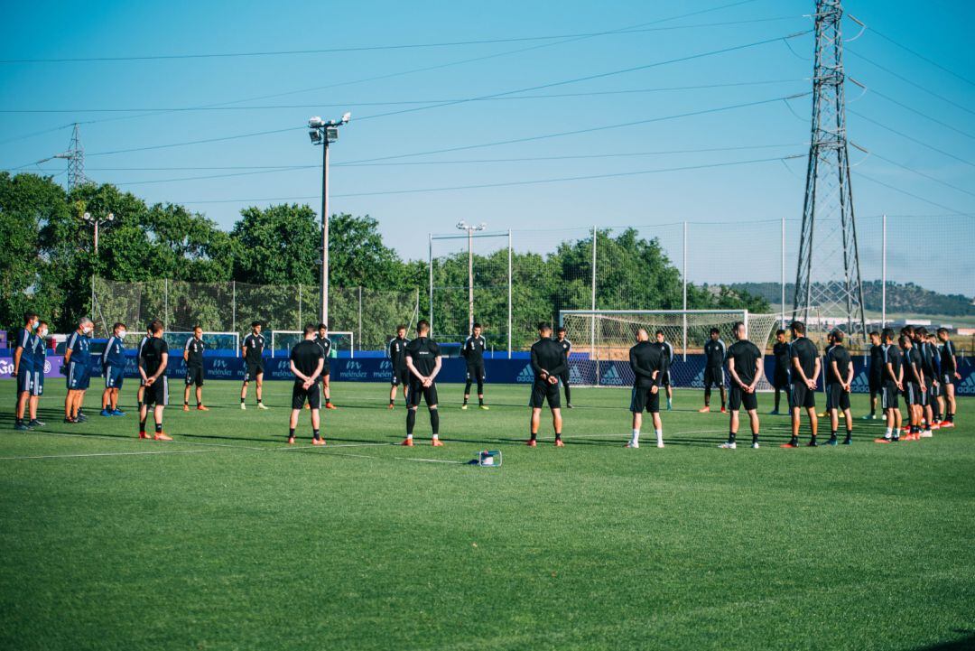 La plantilla del Real Valladolid guardó un minuto de silencio