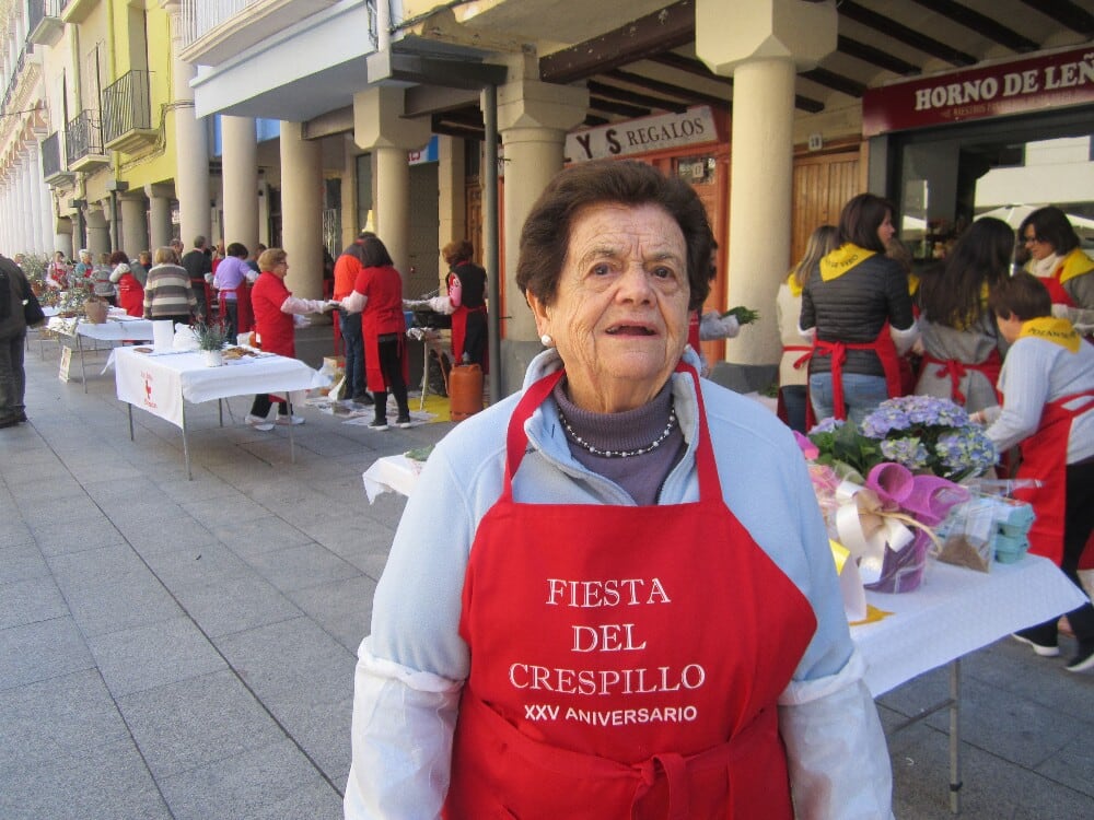 Jovita Pardinilla, veterana cocinera de la fiesta que elaboraba crespillos en el CP La Merced