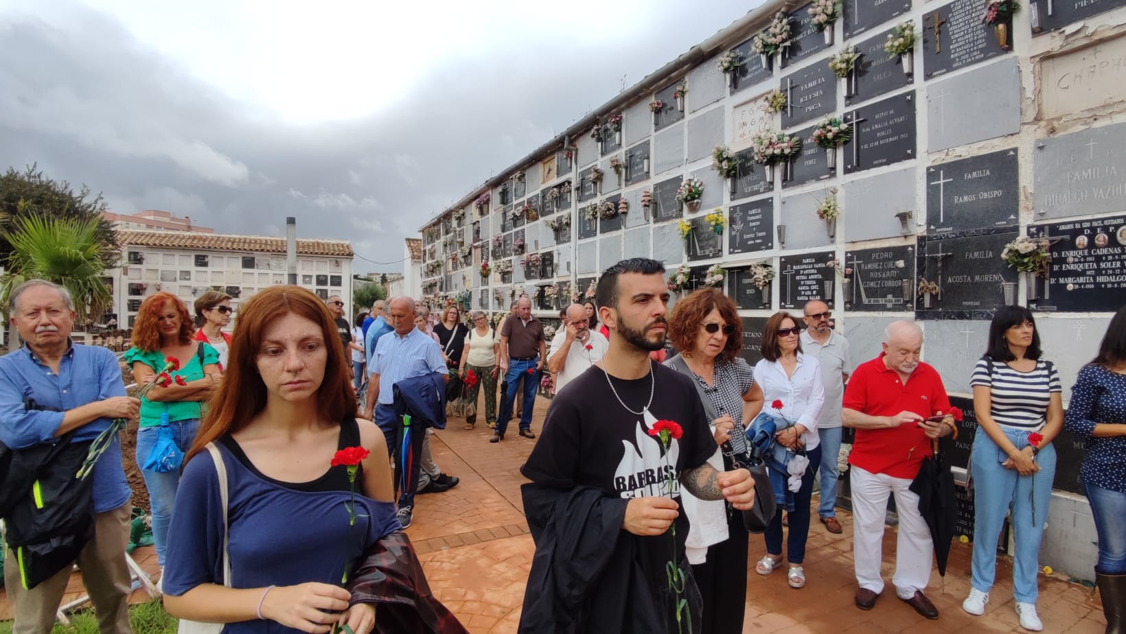 Participantes en el acto de recuerdo a las personas represaliadas en el cementerio de San Rafael en Córdoba