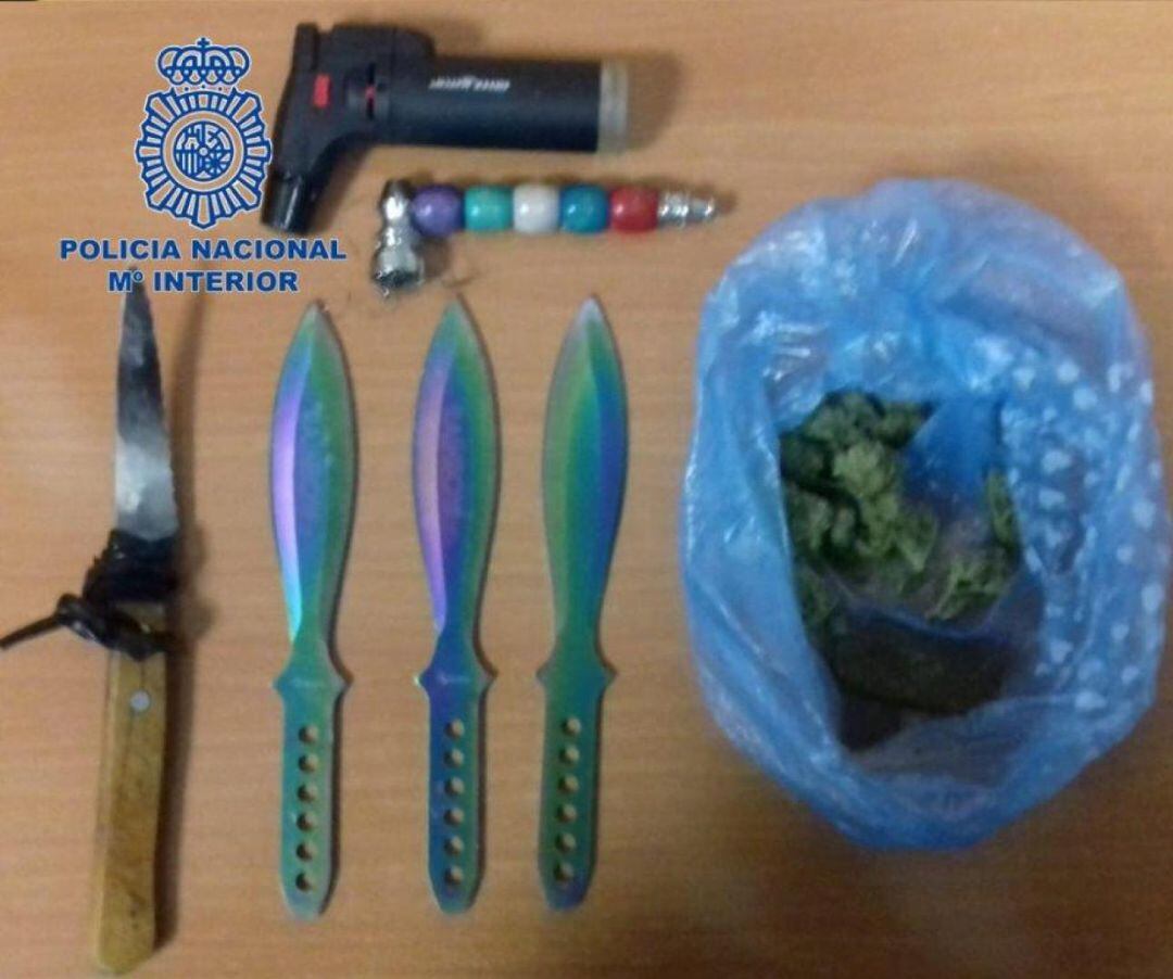 Artículos que el detenido arrojó a los viandantes 