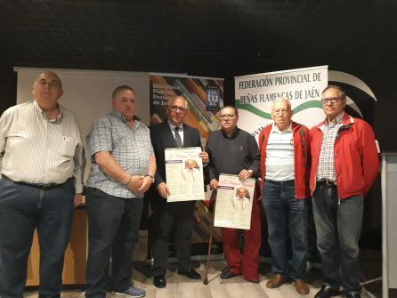 Presentación del circuito A la Verde Oliva, el delegado de Cultura, Jesús Estrella, tercero por la izquierda, acompañado por miembros de la junta dirtectiva de la Federación Provincial de Peñas Flamencas 