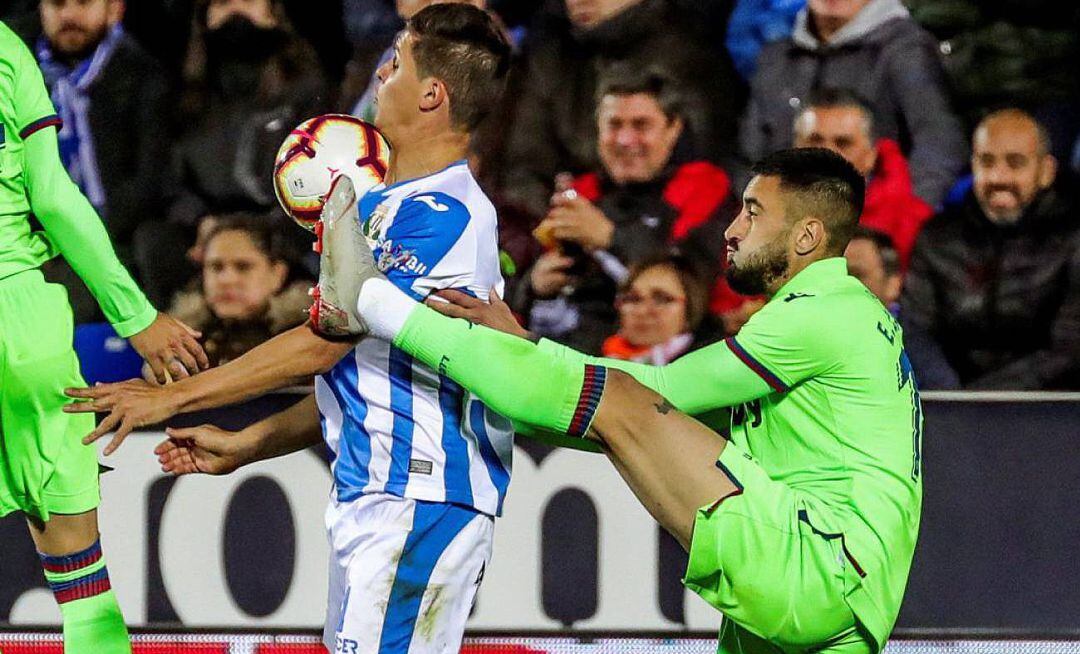 El pepinero Guido Carrillo y el granota Ruben Vezo compiten por un balón durante el partido de la pasada temporada en Butarque que terminó con victoria local