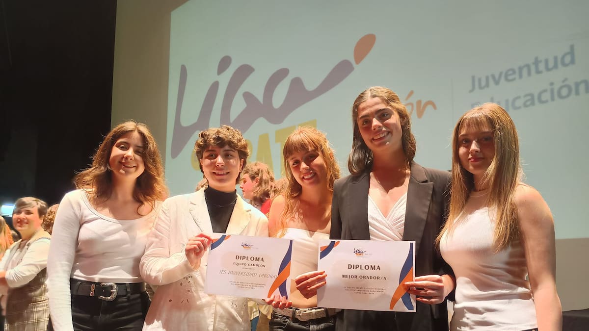 El IES Laboral gana la séptima liga de debate escolar de Gijón. Antes de enfrentarse, un representante de cada grupo hablaba con SER Gijón