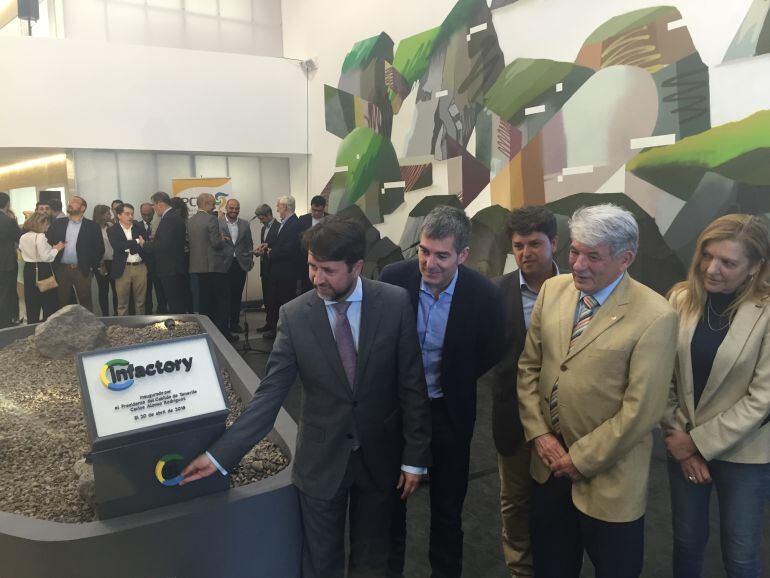 El presidente del Gobierno de Canarias, Fernando Clavijo, su homólogo en el Cabildo de Tenerife, Carlos Alonso y el presidente de la Cámara de Comercio, José Luis García.