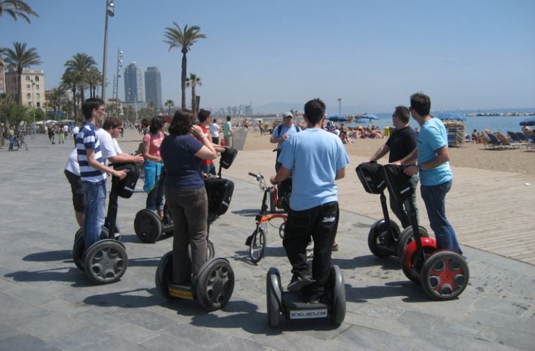 Un grup d&#039;usuaris de Segway a la platja de la Barceloneta