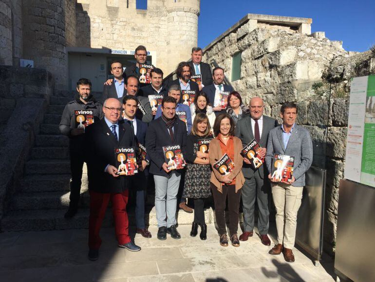 El presidente de la DIputación, el alcalde de Peñafiel y Pilar Molestina durante la presentación del anuario