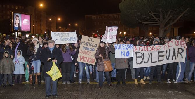 Vecinos del barrio de Gamonal, en Burgos, se concentraron frente a la comisaría de la Policía Nacional para reclamar la libertad de los 23 detenidos de este sábado