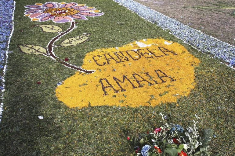 GRA172 MORAÑA (Galicia) 2/8/2015.- Los vecinos de Barosela encargados este año de elaborar las alfombras del santísimo en la iglesia de Moraña homenajean a las menores asesinadas presuntamente por su padre en Moraña. EFE/SXENICK