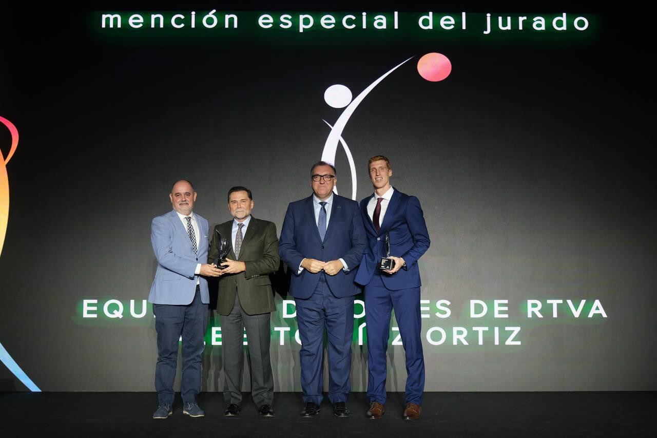 Alberto Díaz, a la derecha, posa con la mención especial del jurado