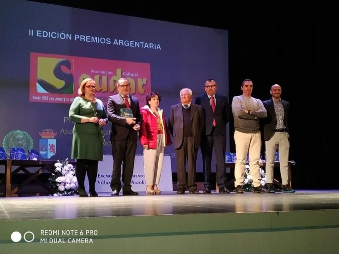 Momento de la entrega del premio a los miembros de la directiva de Saudar