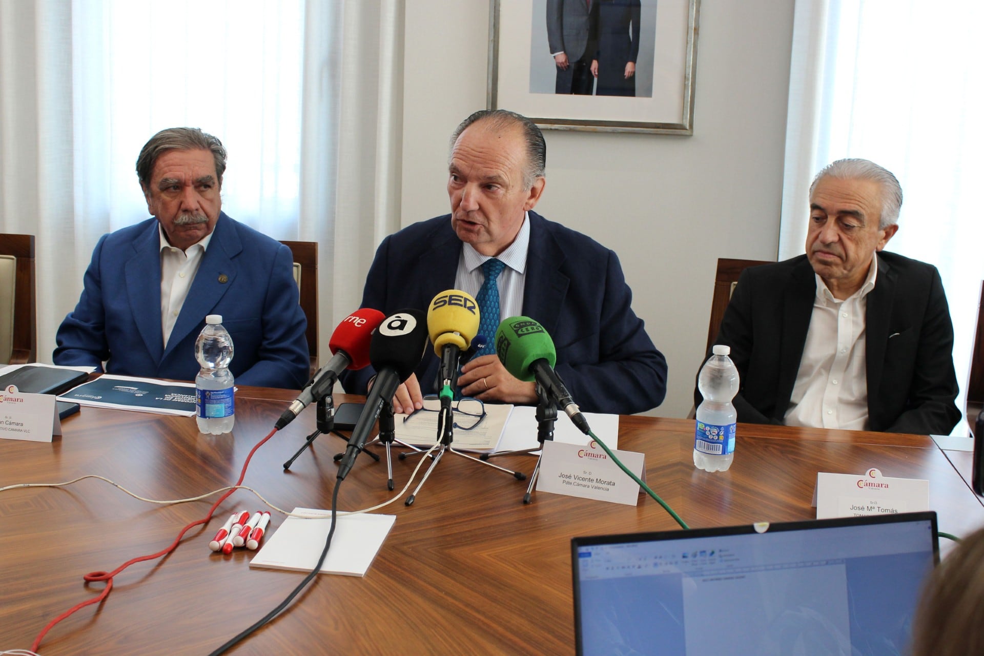 Juan Cámara, José Vicente Morata y José María Tomas en la presentación del informe de la vivienda